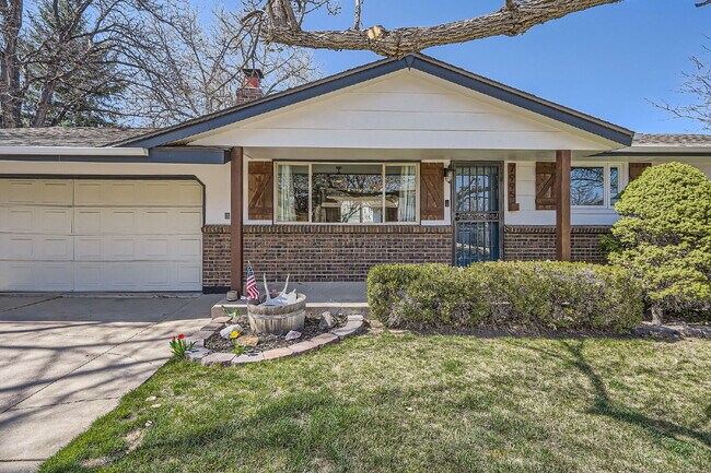 Building Photo - Available September! Charming House for rent in the Crest Club neighborhood!