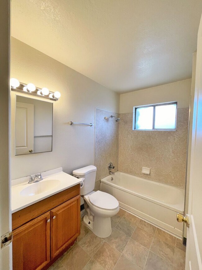 Building Photo - Coming Soon ** Great 2 bd/1ba Home in Strawberry Manor