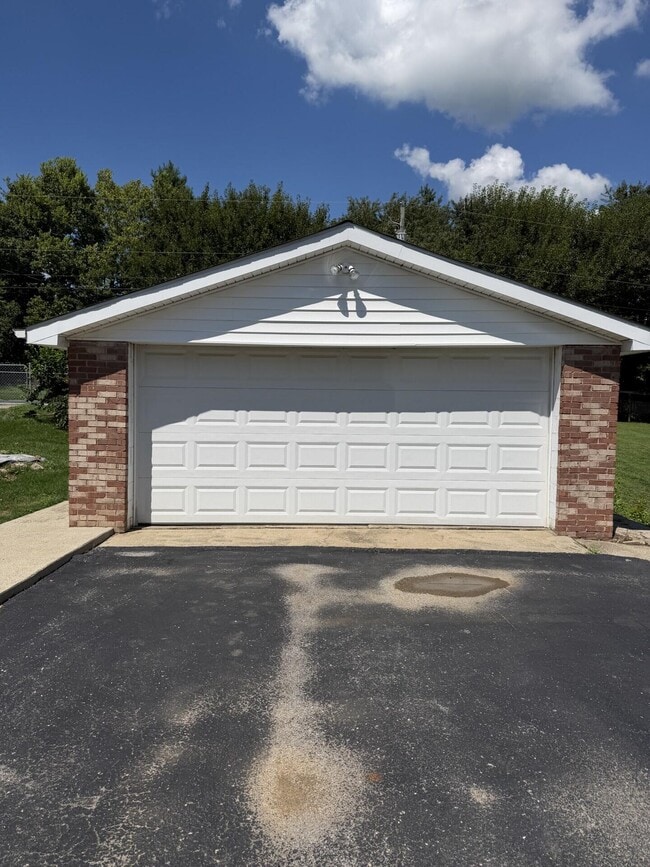 Building Photo - 721 Wayland Dr