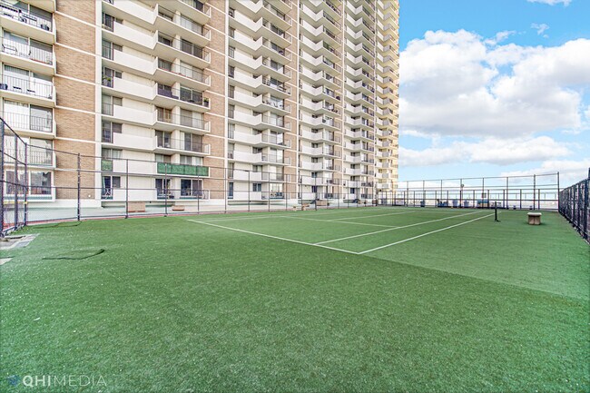 Building Photo - 6033 N Sheridan Rd