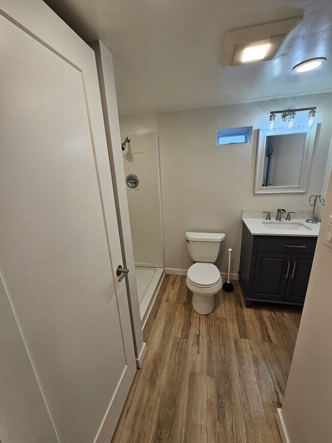 Building Photo - New 1 Bed unit - Safe, cool, clean, and nice.