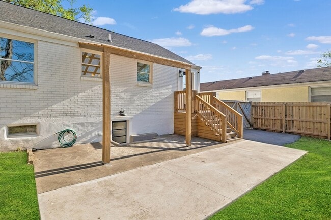 Building Photo - 902 Broadmoor Dr