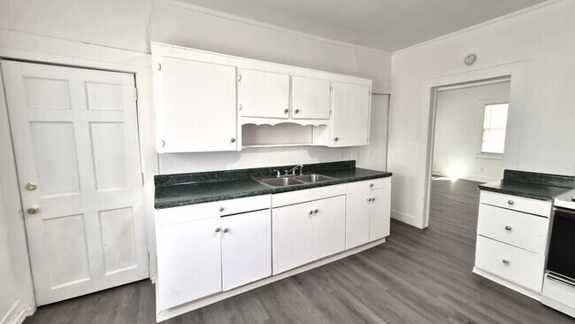 Building Photo - Two Bedroom House For Rent in Anderson SC! Two Weeks FREE Rent!