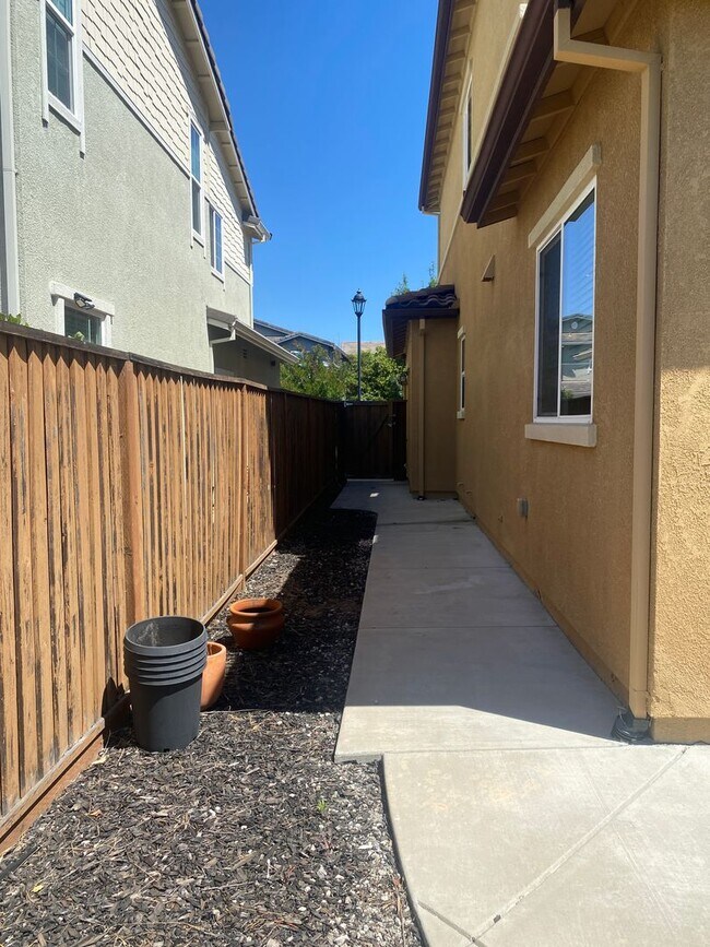 Building Photo - Dublin Ranch 4 Bed & Loft, 3 Bath, close t...