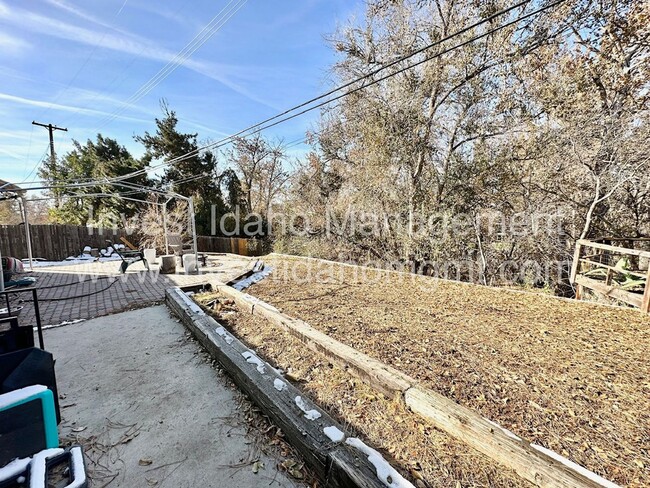 Building Photo - 3 bed 2.5 bath home  - Close to Boise foot...