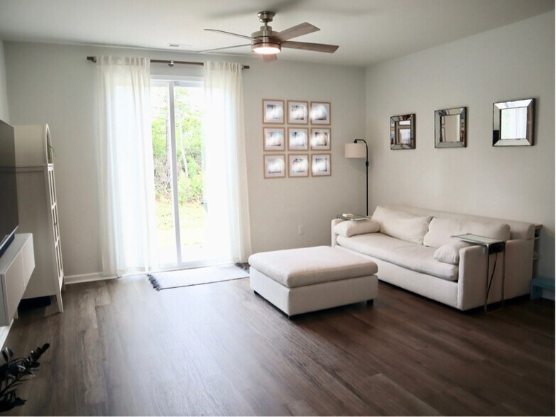 Building Photo - 404 Willet Ct