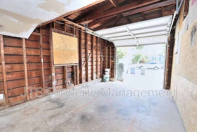 Building Photo - 3109-3111 Hampshire Drive