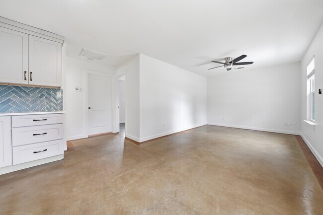 Building Photo - 102 Rose Dr