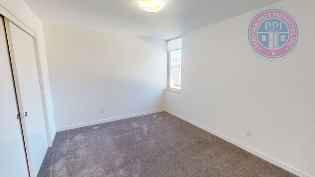 Building Photo - Modern Townhome In SE  2 Bdrm +Loft- Large...