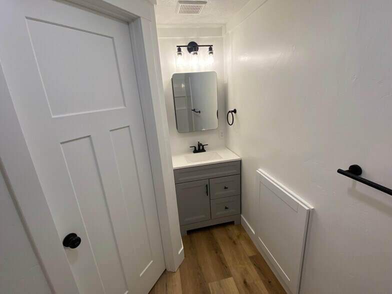 Building Photo - 1005 N 900 E