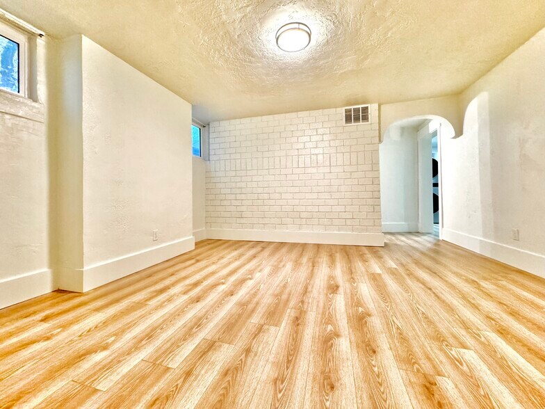 Building Photo - 76 W 200 S