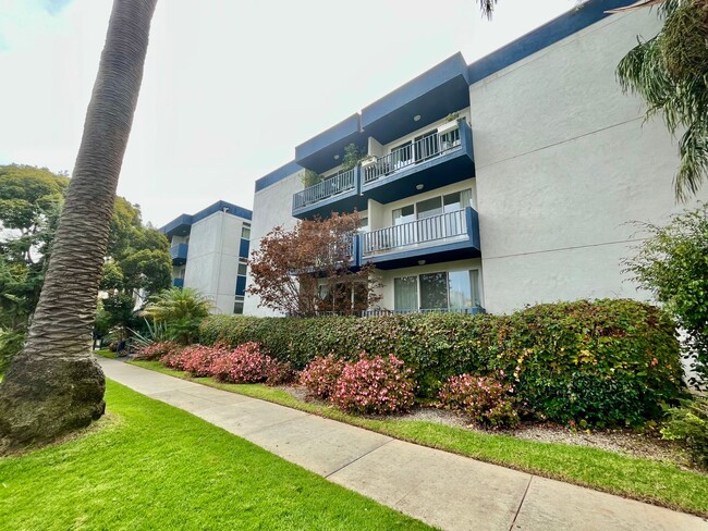 Building Photo - Recently Remodeled Spacious 1Bed/1Bath wit...