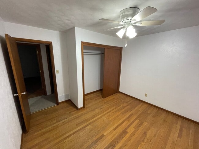 Building Photo - Raised Ranch with a 2 car attached garage in PV Schools