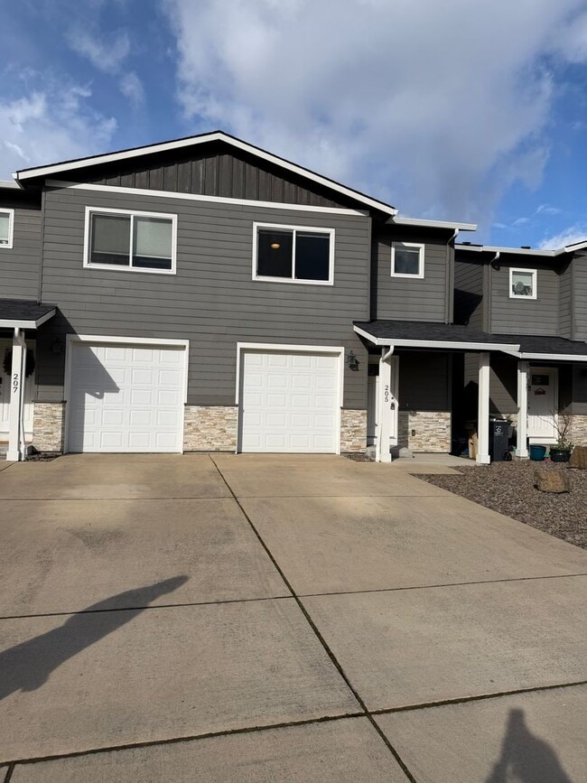 Building Photo - 3 Bedroom Duplex Close to Shopping and Schools!