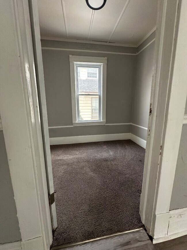 Building Photo - "Charming 2-Bed Gem in Cleveland: Cozy 800 Sq. Ft. Haven!"