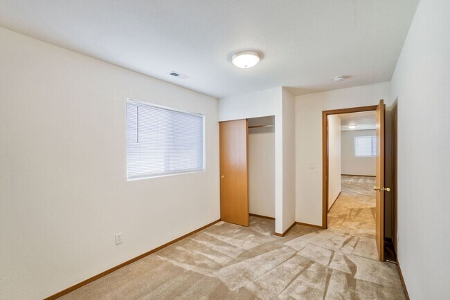 Building Photo - 4BR Split Level