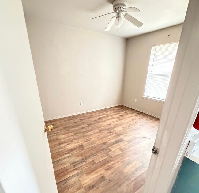 Building Photo - AVAILABLE NOW! - FULLY FURNISHED