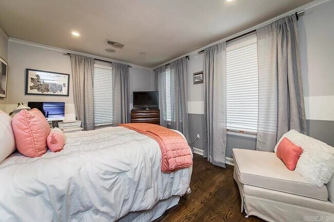 Building Photo - 1717 N University Ave