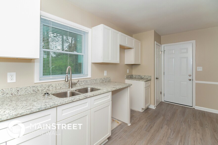 Building Photo - 528 Roxbury Dr