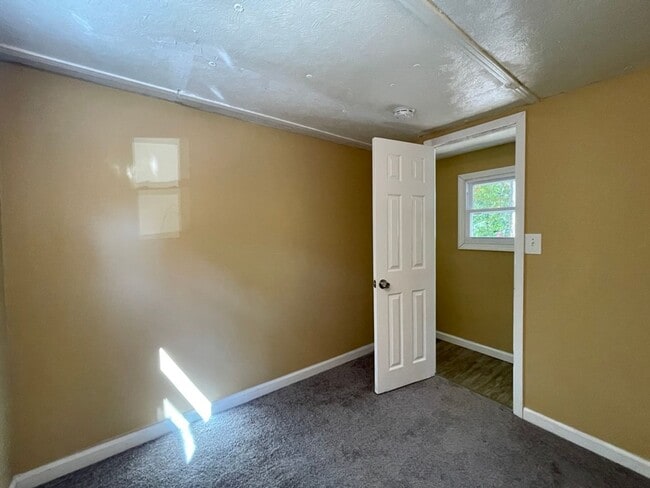 Building Photo - Updated 3 bedroom, 1.5 bath Home FOR RENT ...