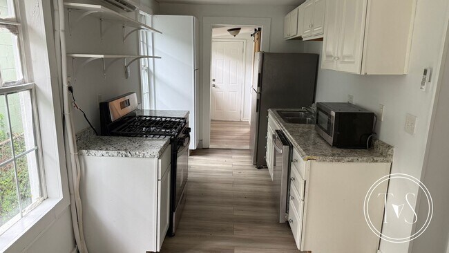 Building Photo - RATE DROP ALERT! (was $1600/month)