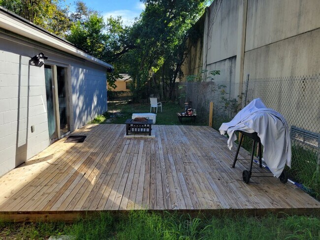 Building Photo - 701 Orchid Ave