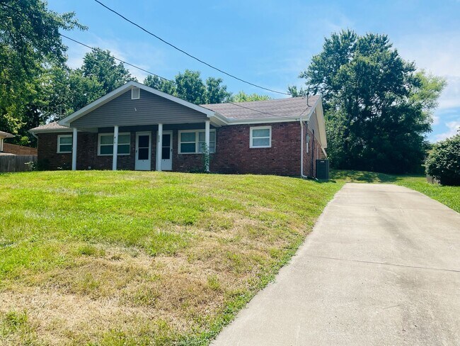 Building Photo - 802 W Main St