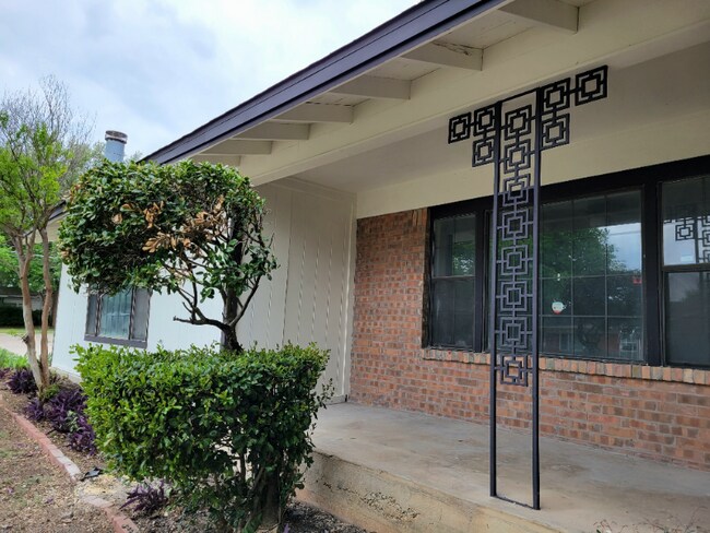 Building Photo - 4400 Hodgkins Rd