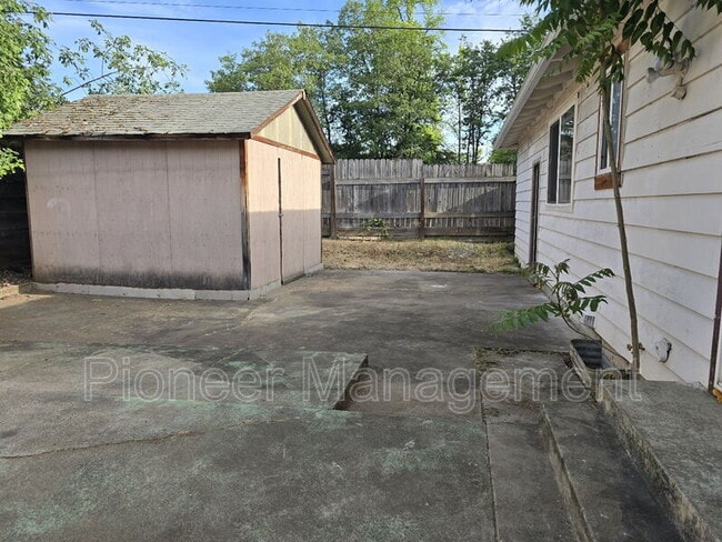 Building Photo - 622 W Pilger St