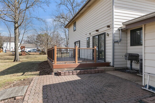 Building Photo - 15575 Clover Ridge Dr