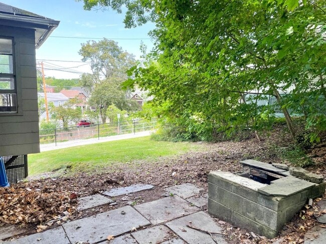 Building Photo - 103 E Spencer St