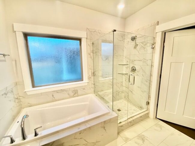 Building Photo - Great location in Athens