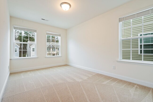 Building Photo - Stylish and Spacious 3 Bedroom, 2.5 Bathroom End-Unit Townhome w/ Garage!