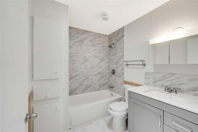Building Photo - 2806 Skyway Cir
