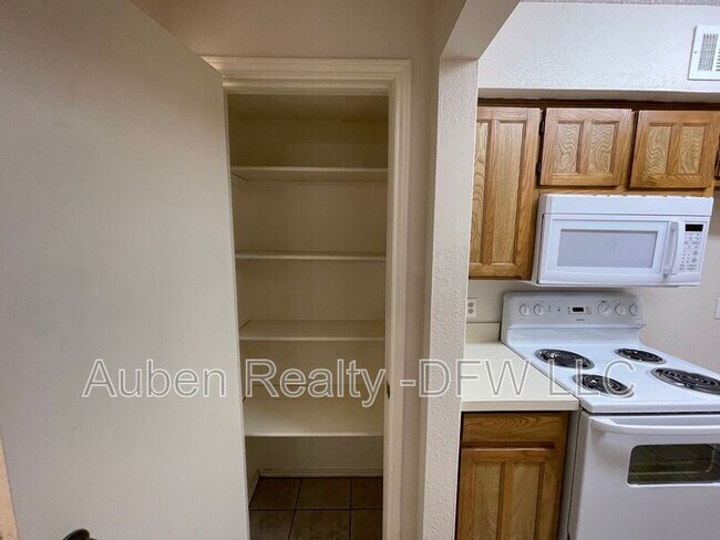 Building Photo - 5516 Lewis Ct