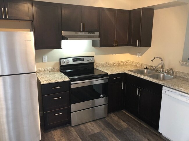 Building Photo - Spacious 2-Bed, 2-Bath Fourplex Unit in Prime Location!