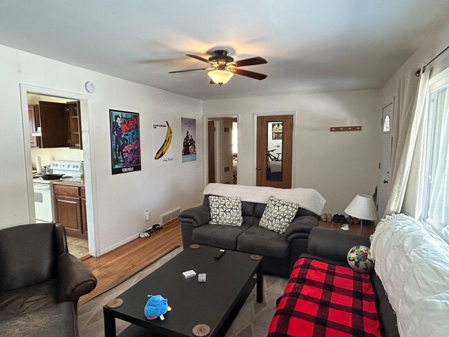 Building Photo - 3 Blocks from CU! Great South Boulder Location Preleasing for August 1st 2026