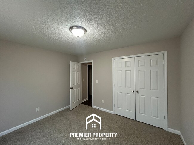 Building Photo - Spacious 4 Bedroom Home for Rent in Memphis | Vaulted Ceilings, Bay Windows & Fenced Yard