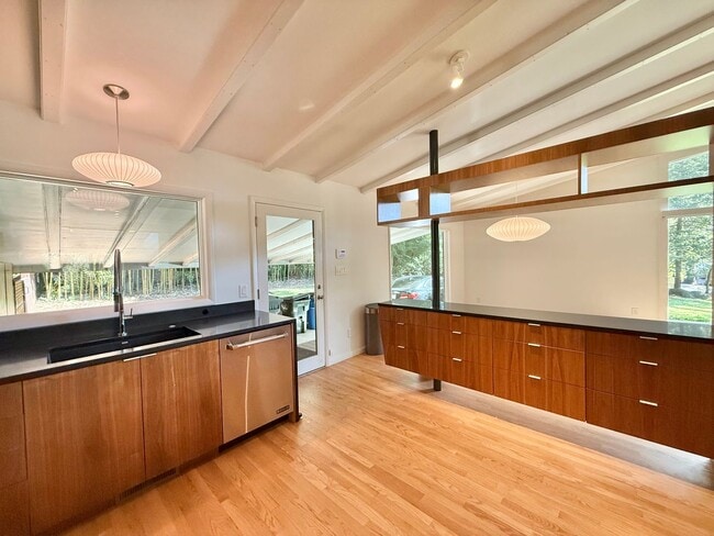 Building Photo - Luxurious 4BD, 3BA Raleigh Home with Fence...