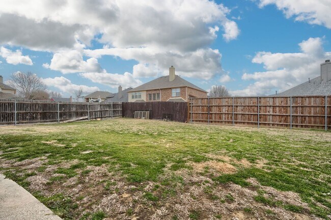 Building Photo - Stunning 5-Bedroom Home with Spacious Backyard and Modern Upgrades