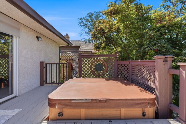 Building Photo - Beautiful Executive Level Rental on Golf Course