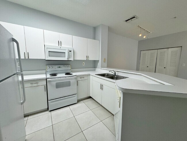 Building Photo - Updated 2BR/1BA Florida Club Condo! Available Soon!