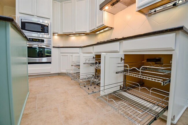 Building Photo - 7706 Bayou Green Ln