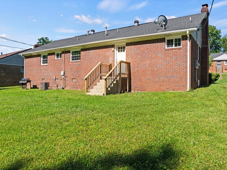 Building Photo - 3025 Glenan Dr