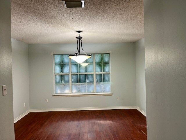 Building Photo - 3102 Lynn Dr