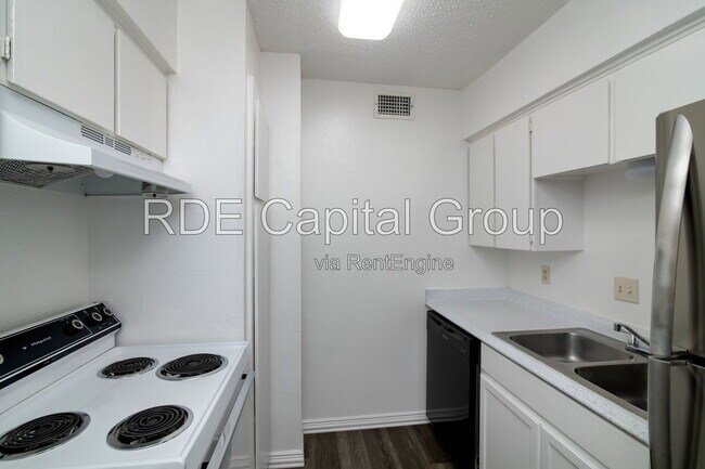 Building Photo - 7040 Glenview Dr
