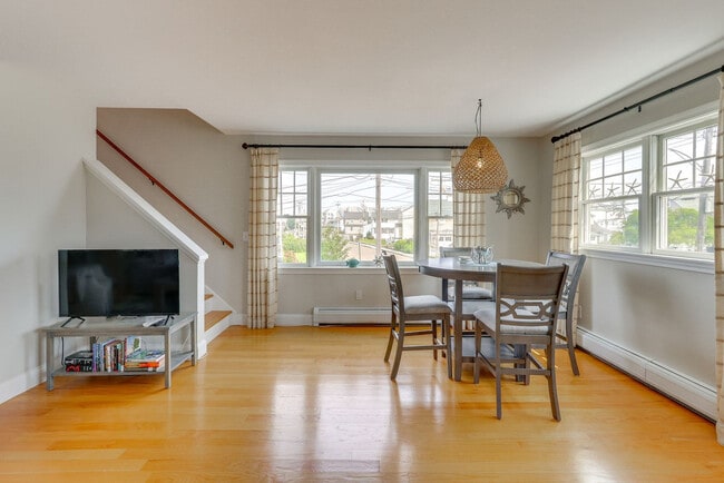 Building Photo - 47 Cosey Beach Ave