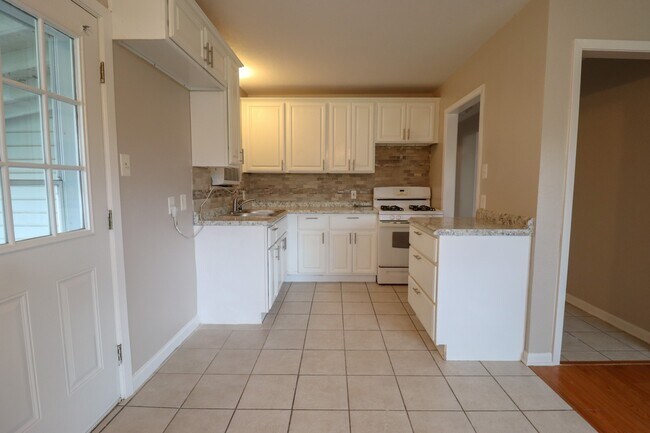 Building Photo - 3732 Kenwood St