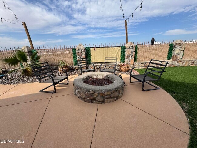 Building Photo - 7381 Black Mesa Dr