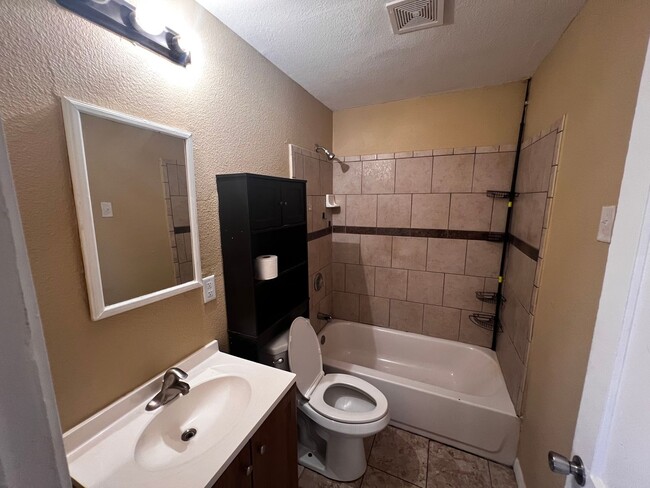 Building Photo - Nice 3-1-1 home located just off Airline a...